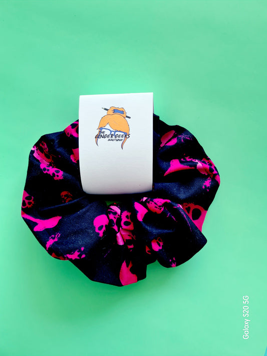 PINK SKULL AND CROSS BONES - Print Scrunchie